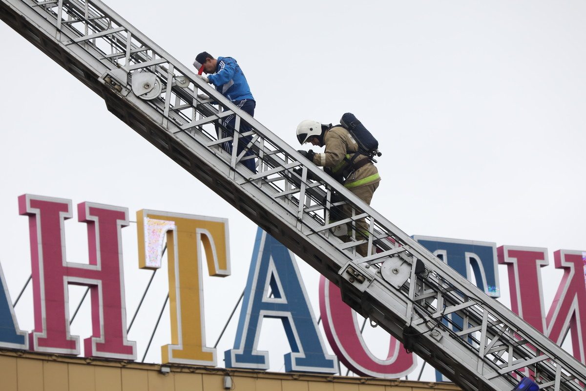 В ТЦ «Фантастика» прошли пожарные учения: смотрим лучшие снимки работы спасателей