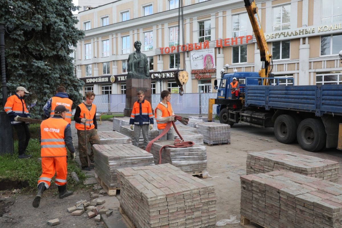 Глеб Никитин проверил ход благоустройства сквера у памятника Свердлову