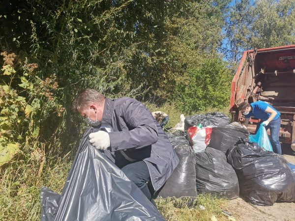 Глава района и специалисты минэкологии убрали несанкционированную свалку у деревни Романово в Городецком районе на субботнике