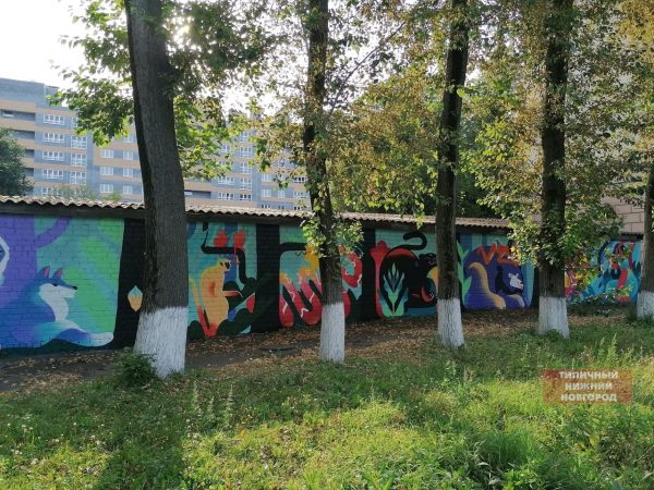 Уличная художница украсила испорченную вандалами стену в детском саду Нижнего Новгорода
