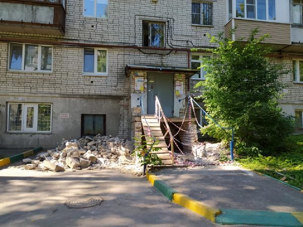 Жителей дома в Советском районе забаррикадировали в собственном подъезде
