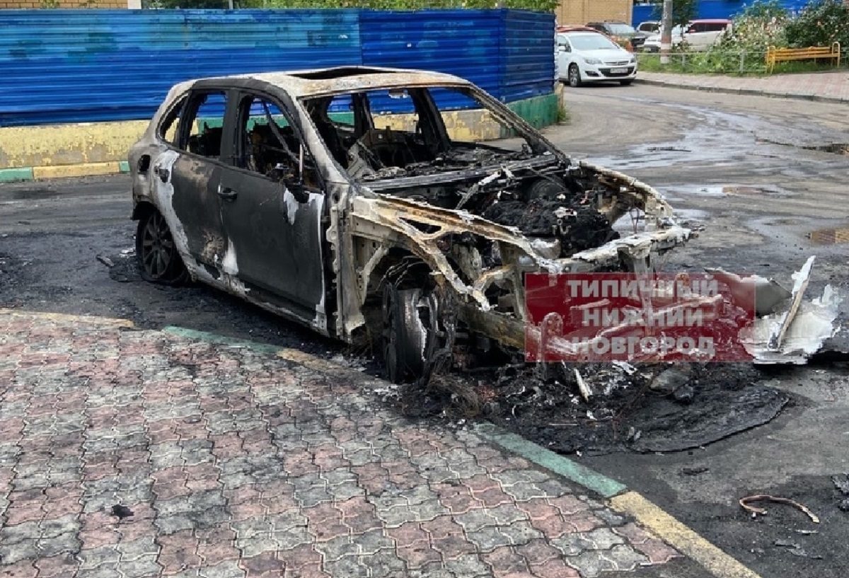 Три иномарки пострадали от огня в Нижнем Новгороде