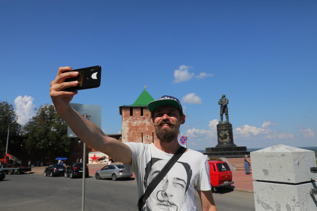 Нижний люди. Интересные люди Нижнего Новгорода. Рыжий гид в Нижнем Новгороде. Памятник князю Владимиру в Нижегородской области. Празднование 795 летия Нижнего Новгорода.