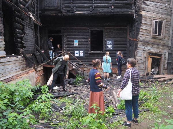 Выставка «Можно я здесь пересижу» открылась на пепелище в Нижнем Новгороде