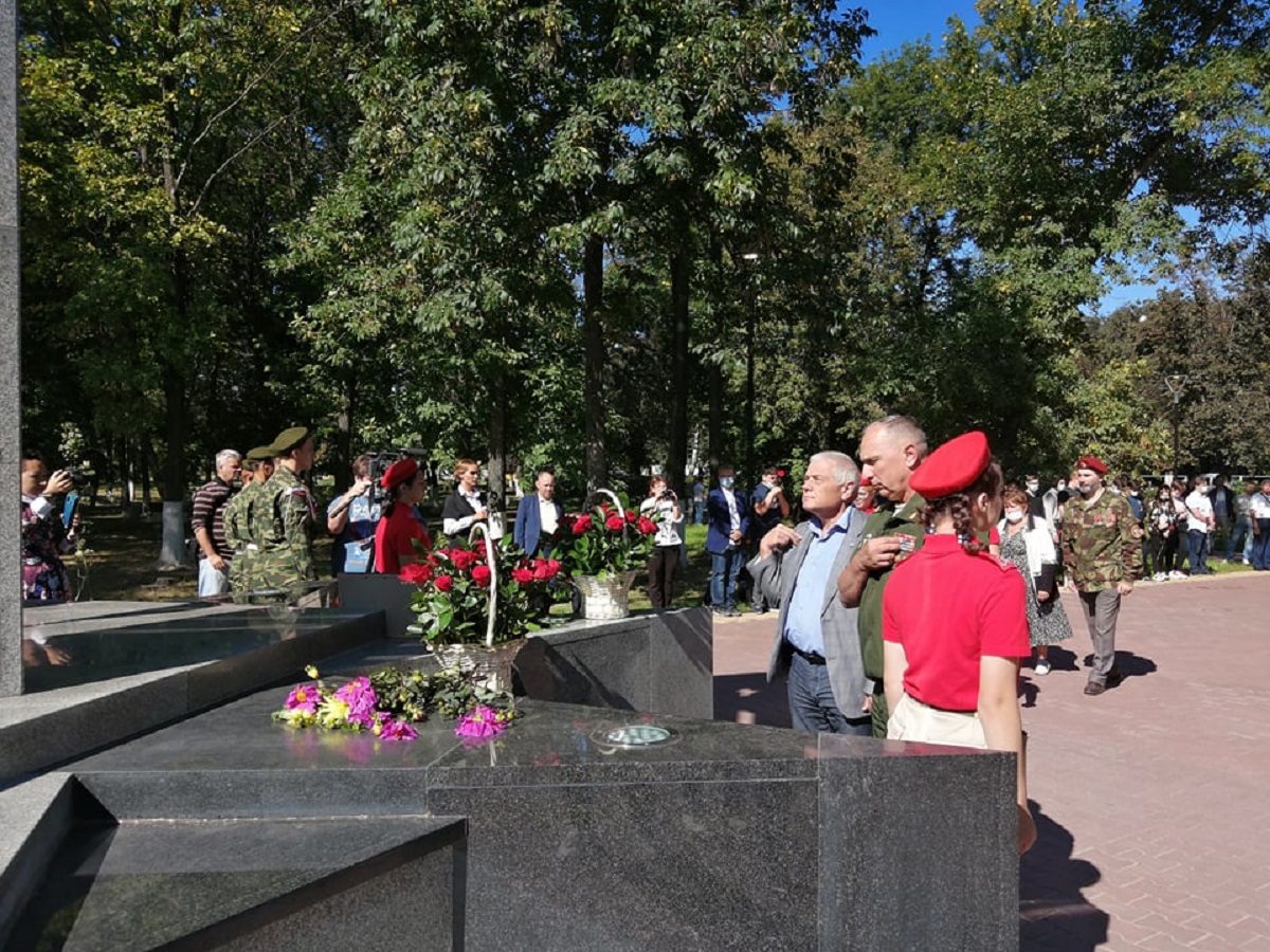Участники митинга возложили цветы к памятнику воинам-автозаводцам, погибшим в локальных конфликтах.