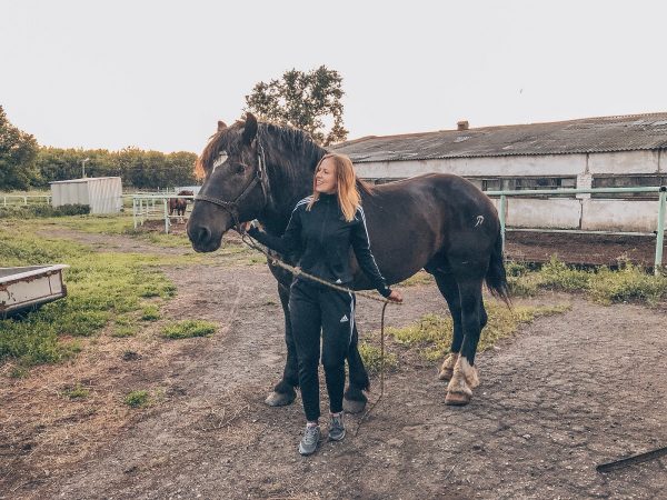 Хрупкая красавица Анастасия Зубец рассказала, почему покинула столицу ради любви к лошадям