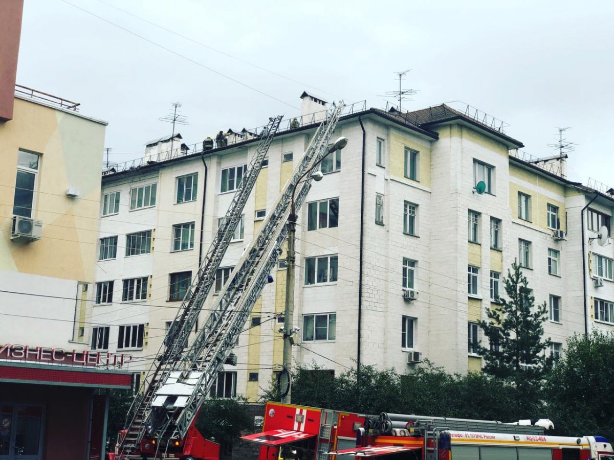 Во время кровельных работ на Казанском шоссе загорелась крыша жилого дома