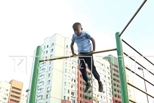 Папа восьмилетнего рекордсмена России в подъёмах-переворотах на турнике рассказал, как сын достиг таких результатов
