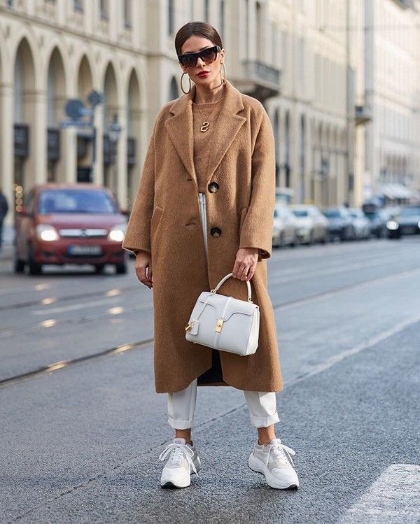Сегодня мода позволяет носить двубортное пальто не только с классическими сапогами, но и с кедами