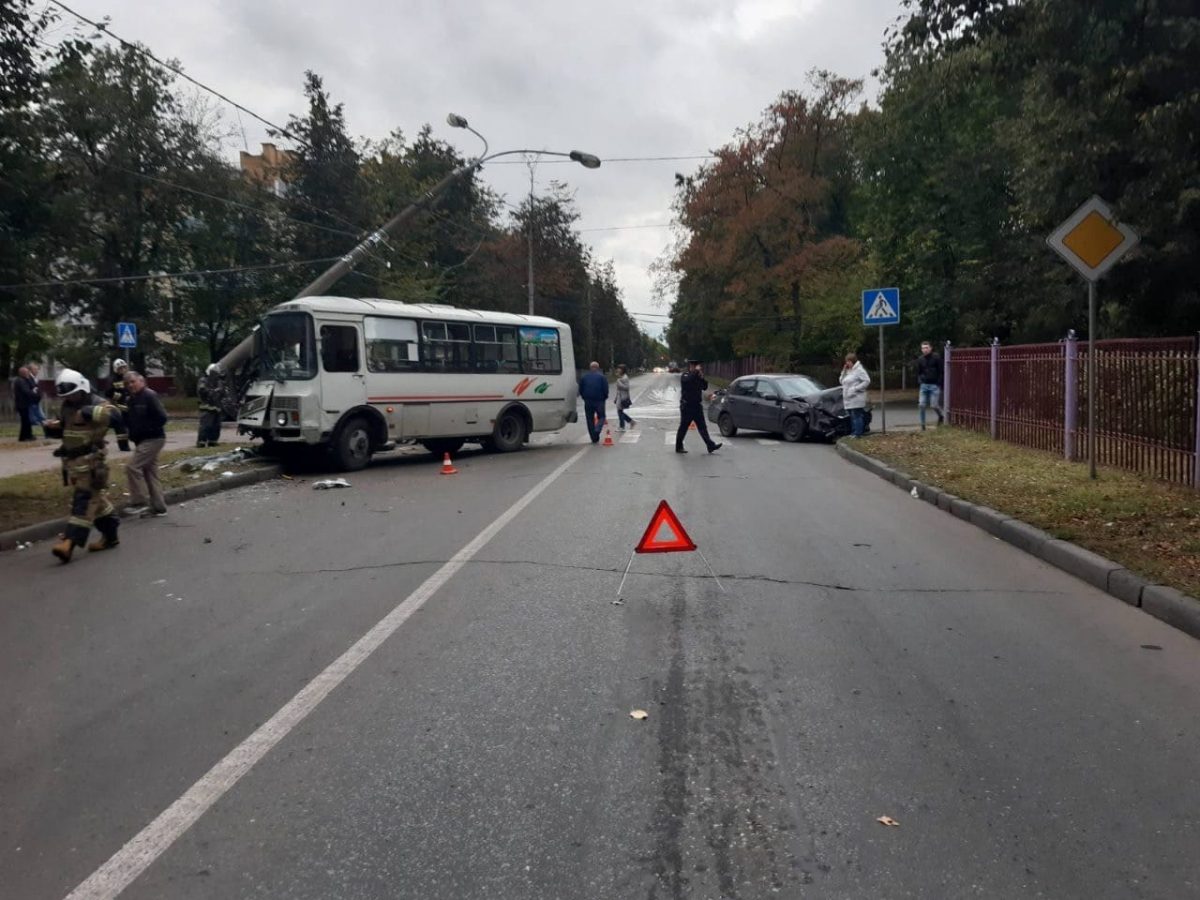 Автобус с пассажирами врезался в столб в Автозаводском районе