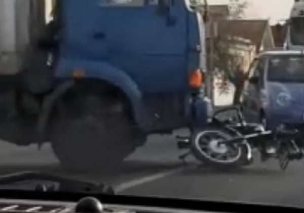 Мотоциклист столкнулся с КамАЗом в Арзамасском районе