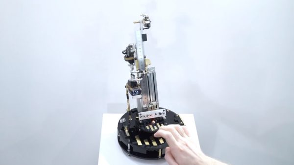 Видео дня: художник изобрел линейку бас-синтезатор для «доставания учителей»