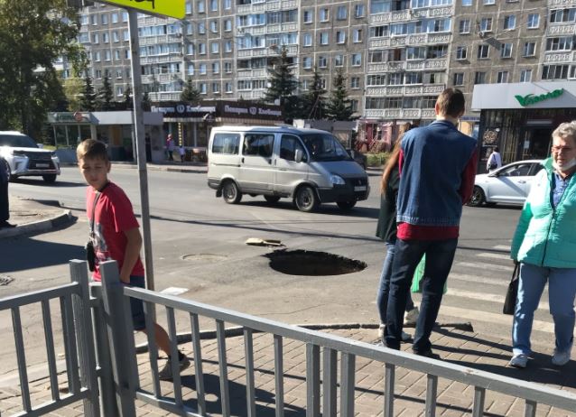 Провал асфальта на улице Стрелковой заделают до 8 сентября