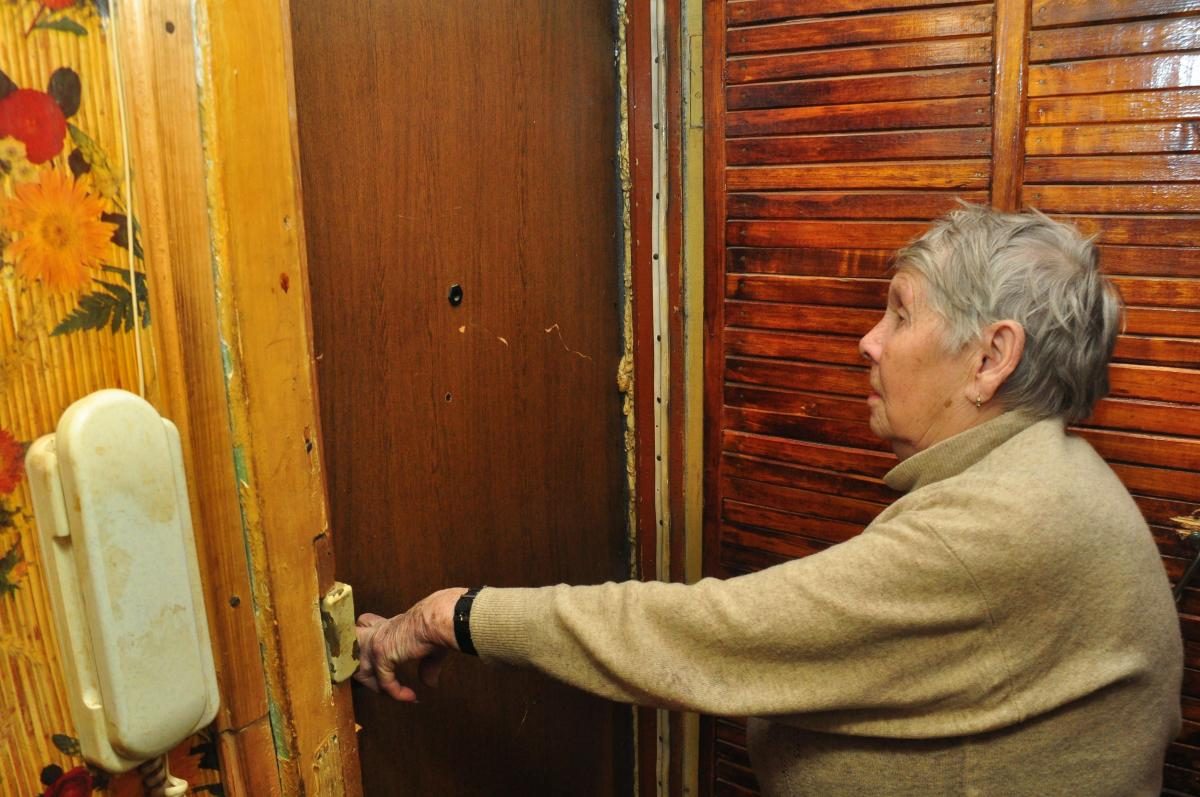 Мошенники похитили у пенсионерки более 400 тысяч рублей в Володарском районе