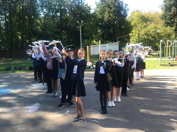 Нижегородские школьники создали журавлиный клин в память о погибших в терактах детей