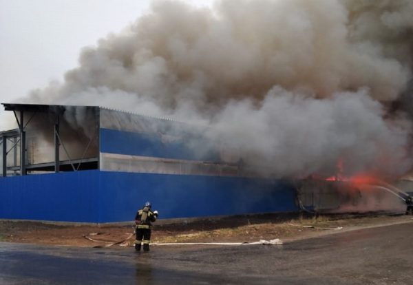 Опубликовано видео пожара на складе в Сормовском районе