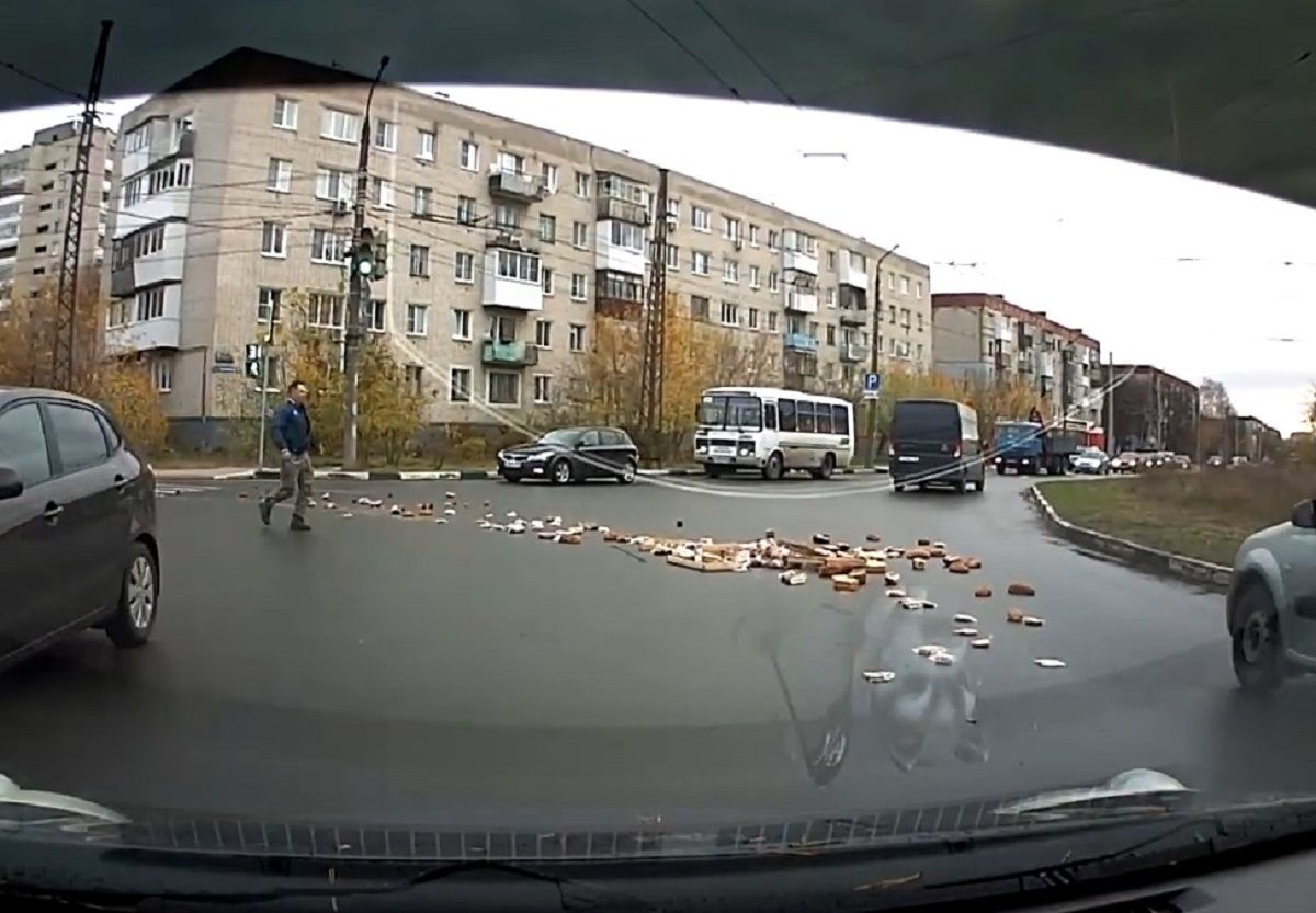 Батоны и булки вывалились из фургона на дорогу в Дзержинске