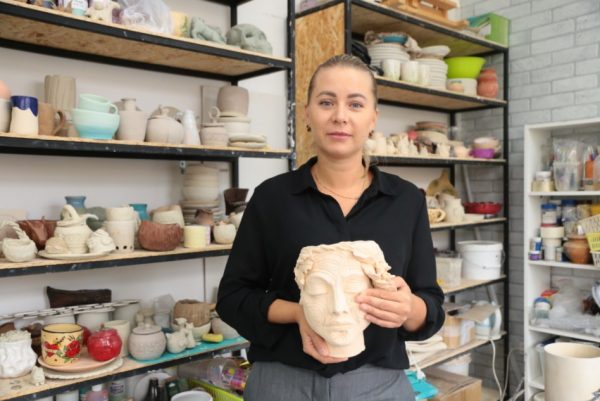 «Мой бизнес»: Владелица гончарной мастерской Юлия Бидерман готова открыть производство посуды для кафе