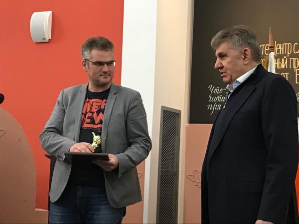 Президент Союза армян России Ара Абрамян (справа) вручает награды
