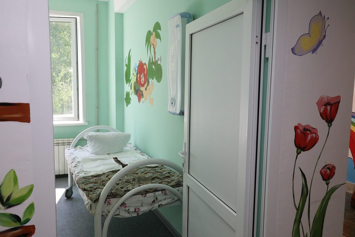 Врачи рассказали о состоянии четырёхлетнего мальчика, упавшего с четвёртого этажа в посёлке Черепичный