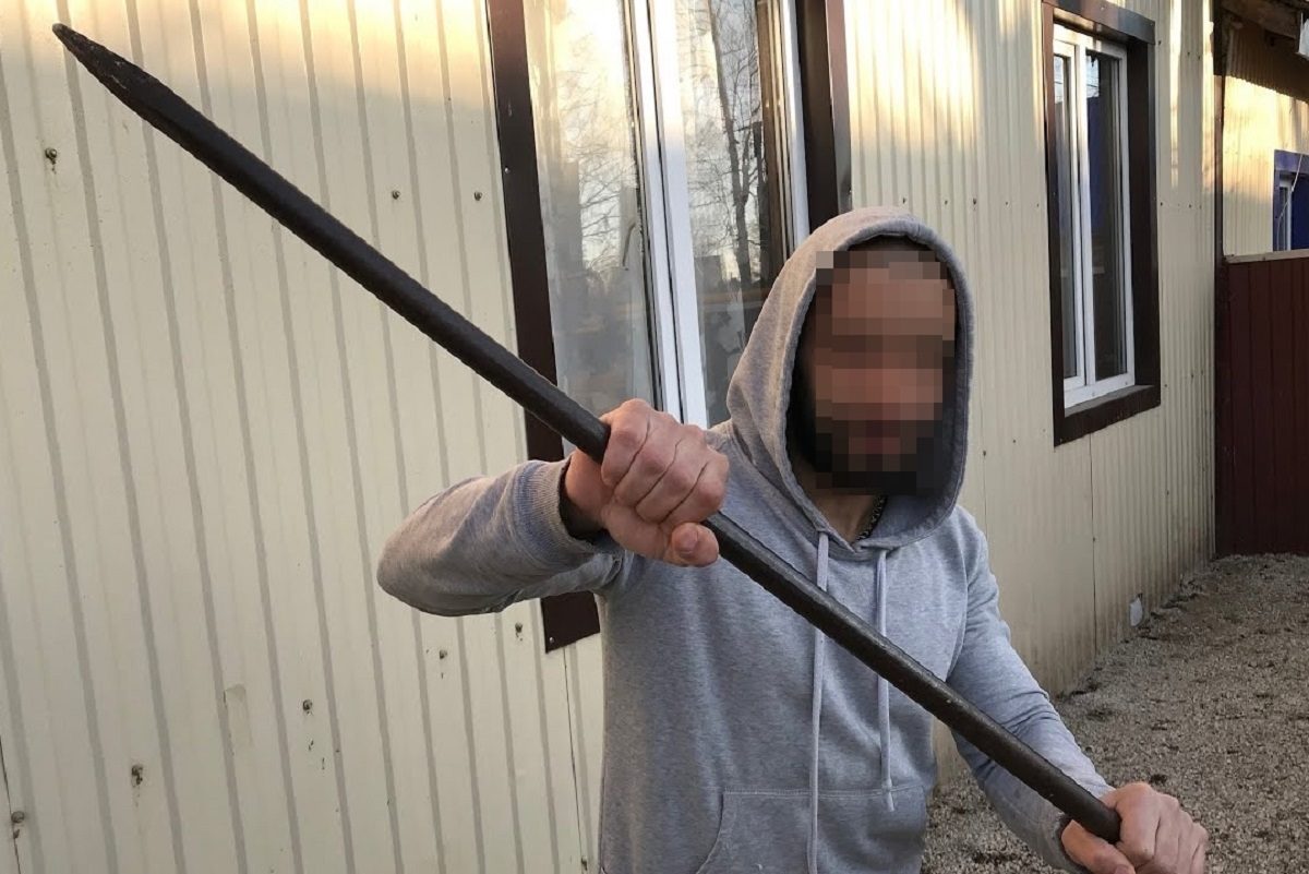 Житель Починковского района замахнулся железным ломом на полицейского
