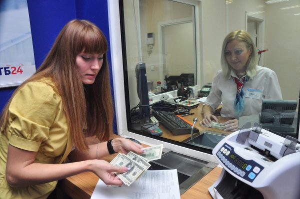 Срубили рубль: почему отечественная валюта опять обвалилась