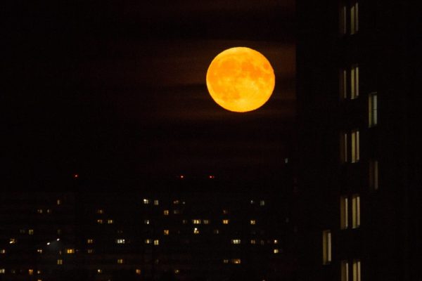 Нижегородцы увидели большую красную луну