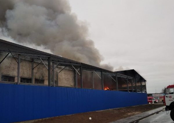 Площадь пожара увеличилась на складе в Сормовском районе