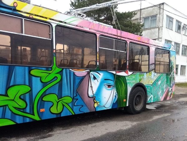 Дзержинский троллейбус украсили фрагментами картин Пабло Пикассо