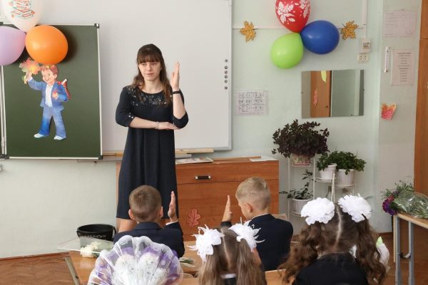 54% нижегородцев уверены, что школьные учителя должны зарабатывать более 100 тысяч рублей в месяц