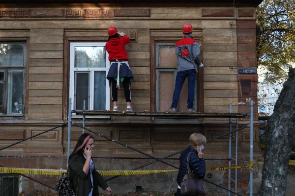 Восстановительные работы на главном доме усадьбы Лемке начали активисты «Том Сойер Фест»
