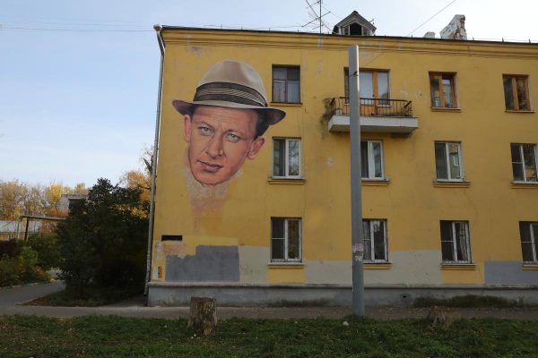 Портрет актера Евгения Евстигнеева появился на фасаде дома в Канавинском районе