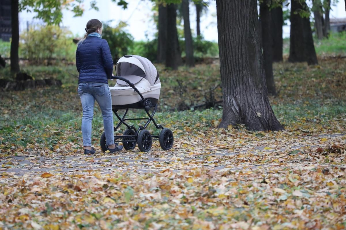 Мать, бросившую коляску с ребенком около магазина в Нижнем Новгороде, привлекут к уголовной ответственности
