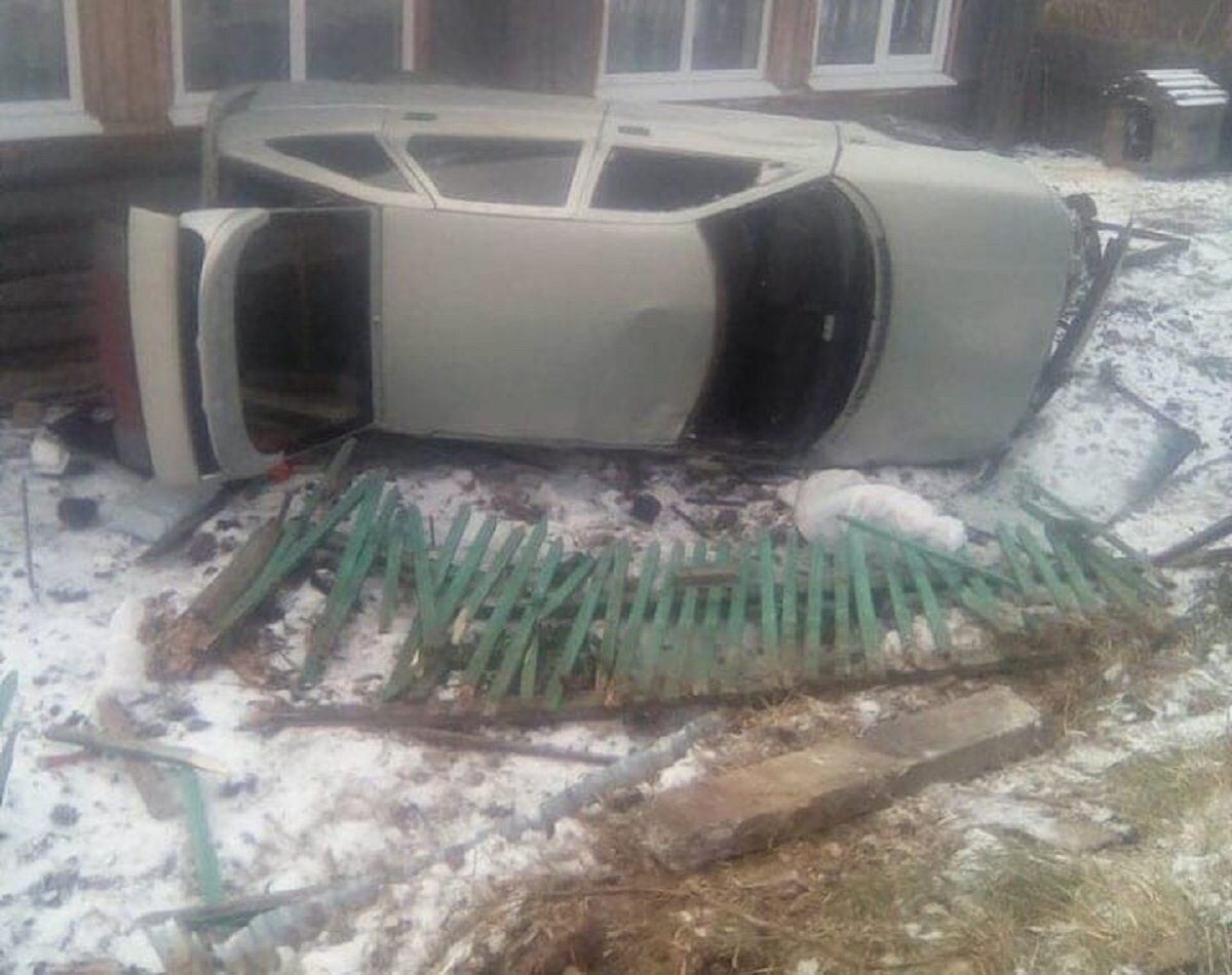 Легковушка снесла забор и легла на бок у дома под Нижним Новгородом