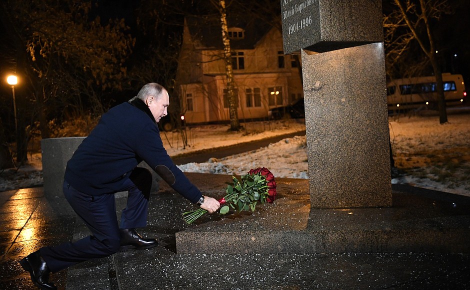 Президент возложил к памятнику Харитону букет бордовых роз