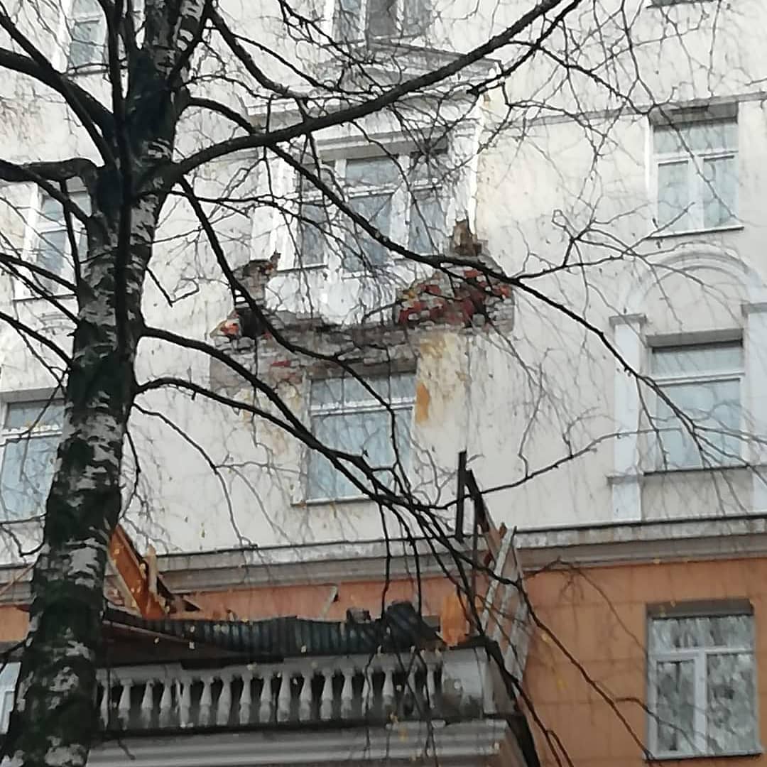 Балкон жилого дома обрушился на Нижневолжской набережной