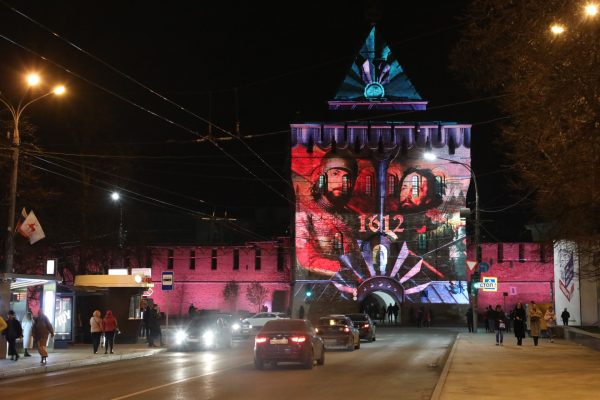 Триколор, Минин и Пожарский и народное единство: праздничная подсветка включилась на Дмитриевской башне кремля