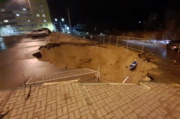 Огромный провал образовался на парковке в ЖК «Красная поляна» в Нижнем Новгороде