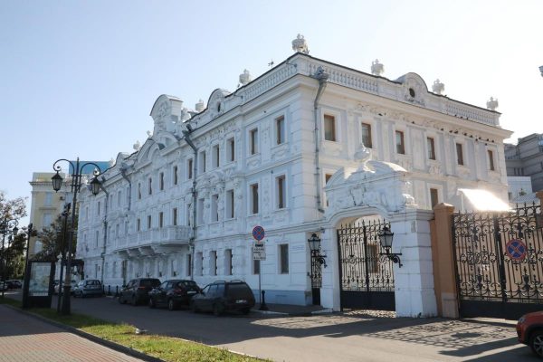 Призраки, клады и самолёт в бальном зале: что можно найти в усадьбе Рукавишниковых