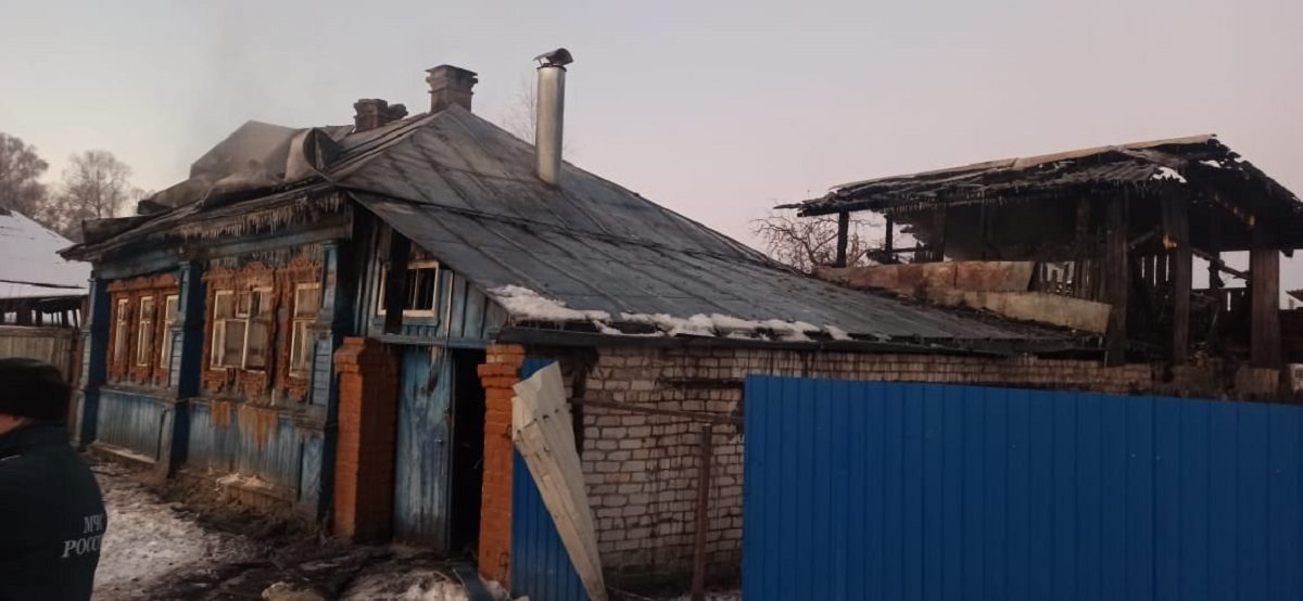 Семья с ребёнком погибли на пожаре в Семёнове
