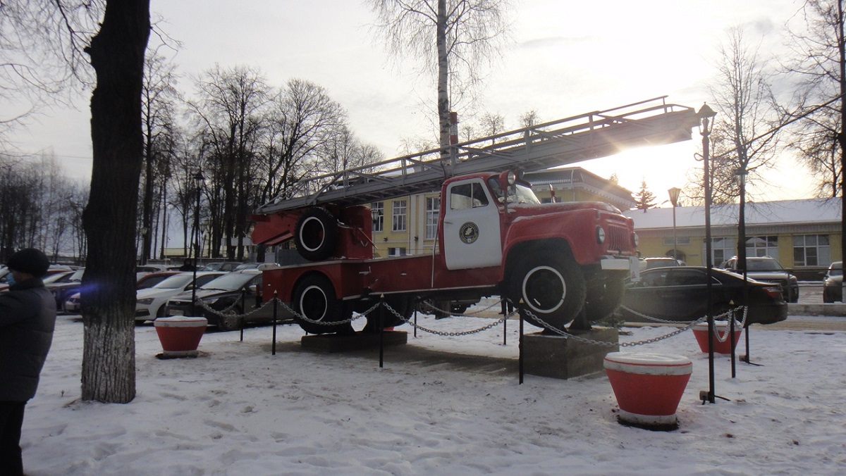 Фото дня: памятник пожарному автомобилю установили в Павлове