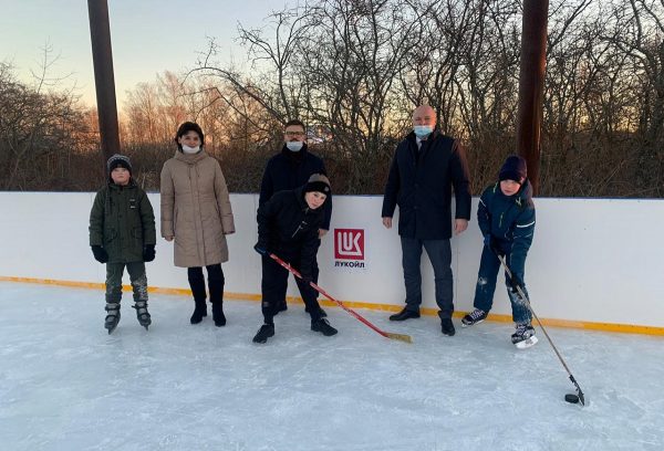 ЛУКОЙЛ помог восстановить хоккейную коробку в селе Прокошево
