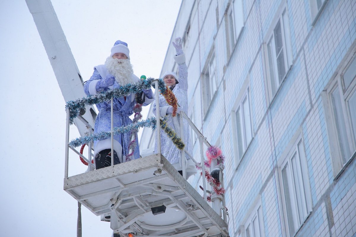 Деды Морозы-скалолазы поздравили пациентов Нижегородской детской областной больницы с наступающим Новым годом