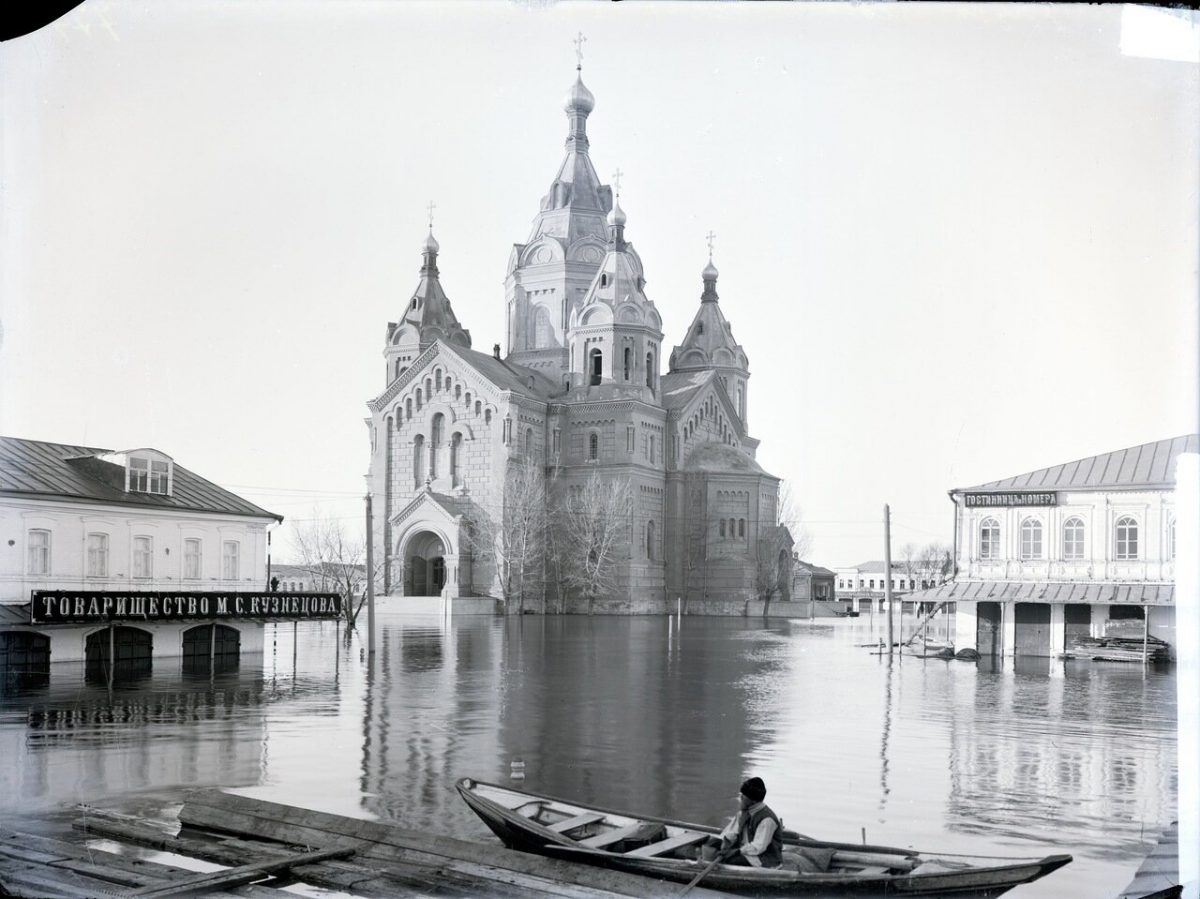 В весенний разлив рек площадь перед храмом затоплялась, и собор представлялся плавающим в воде
