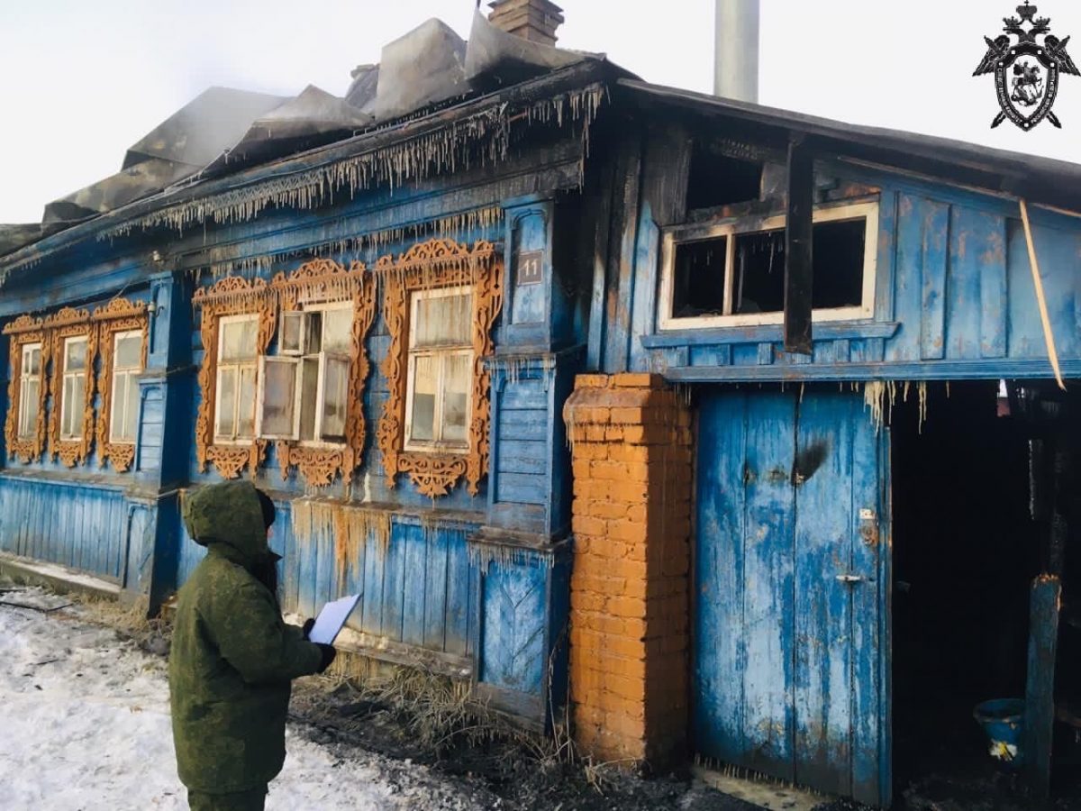 Следователи расследуют гибель семьи с ребёнком на пожаре в Семёнове
