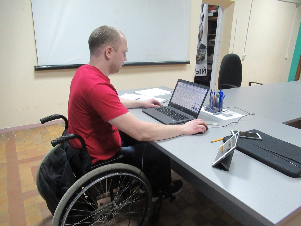 Инвалидам в Нижегородской области начали выдавать электронные сертификаты на кресла-коляски и слуховые аппараты