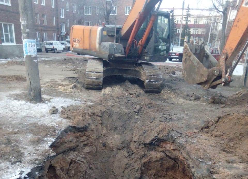 В Балахне приступили к замене канализационного колодца и трубопровода после жалоб жителей