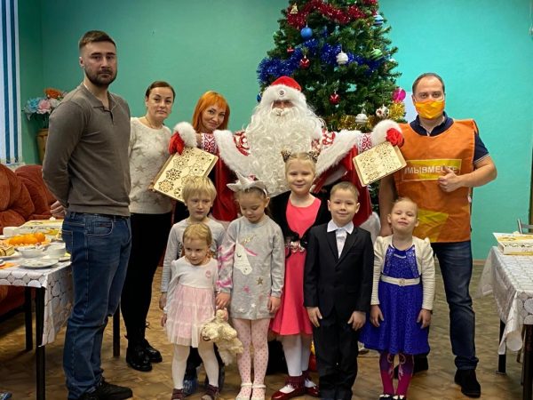 Подарки и деликатесы к праздничному столу волонтеры доставили в 63 многодетные семьи Нижегородской области