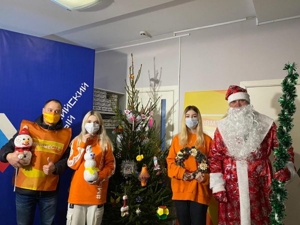Ёлки в «ковид»-госпиталях и подарки детям медиков: волонтеры дарят праздник тем, кому сейчас больше всего нужна поддержка