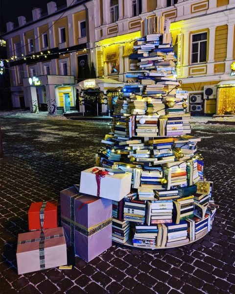 Фото дня: ёлка из книг «выросла» на улице Большая Покровская